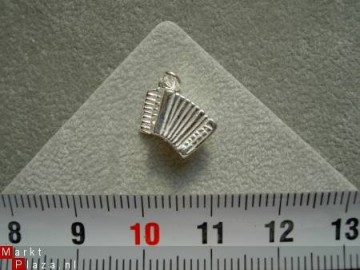 Zilveren accordeon hanger