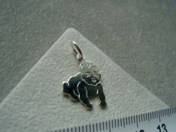 Zilveren baby kruipend hangertje