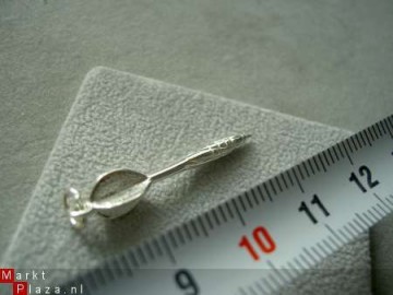 Zilveren dartpijl hanger