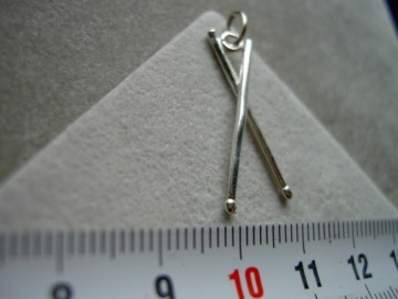 Zilveren drumsticks trommelstokjes hanger