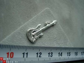 Zilveren gitaar hanger