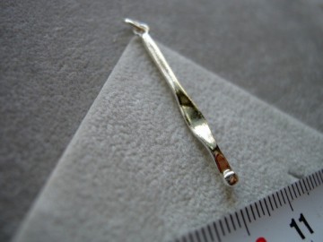 Zilveren haaknaald hanger