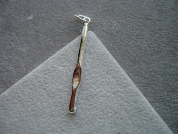 Zilveren haaknaald hanger