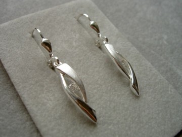 Zilveren oorhangertjes fantasie met zirkonia's