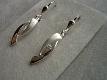 Zilveren oorhangertjes fantasie met zirkonia's