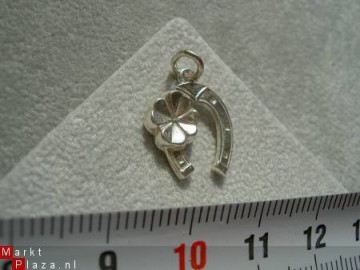 Zilveren hoefijzer met klavertje 13mm