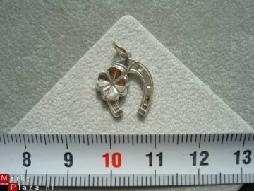 Zilveren hoefijzer met klavertje 13mm