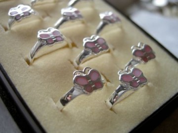 Zilveren vlinder ring met roze parelmoer