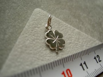 Zilveren klavertje vier 10 mm hangertje