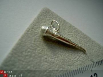 Zilveren microfoon hanger