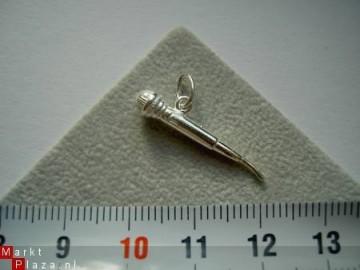 Zilveren microfoon hanger