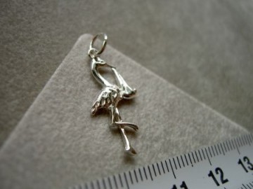 Zilveren ooievaar met baby geboorte hanger