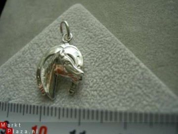 Zilveren paard in hoefijzer hanger
