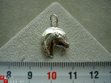 Zilveren paard in hoefijzer hanger