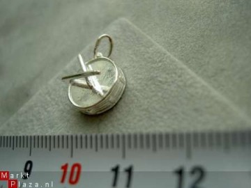 Zilveren trommel hanger