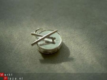 Zilveren trommel hanger