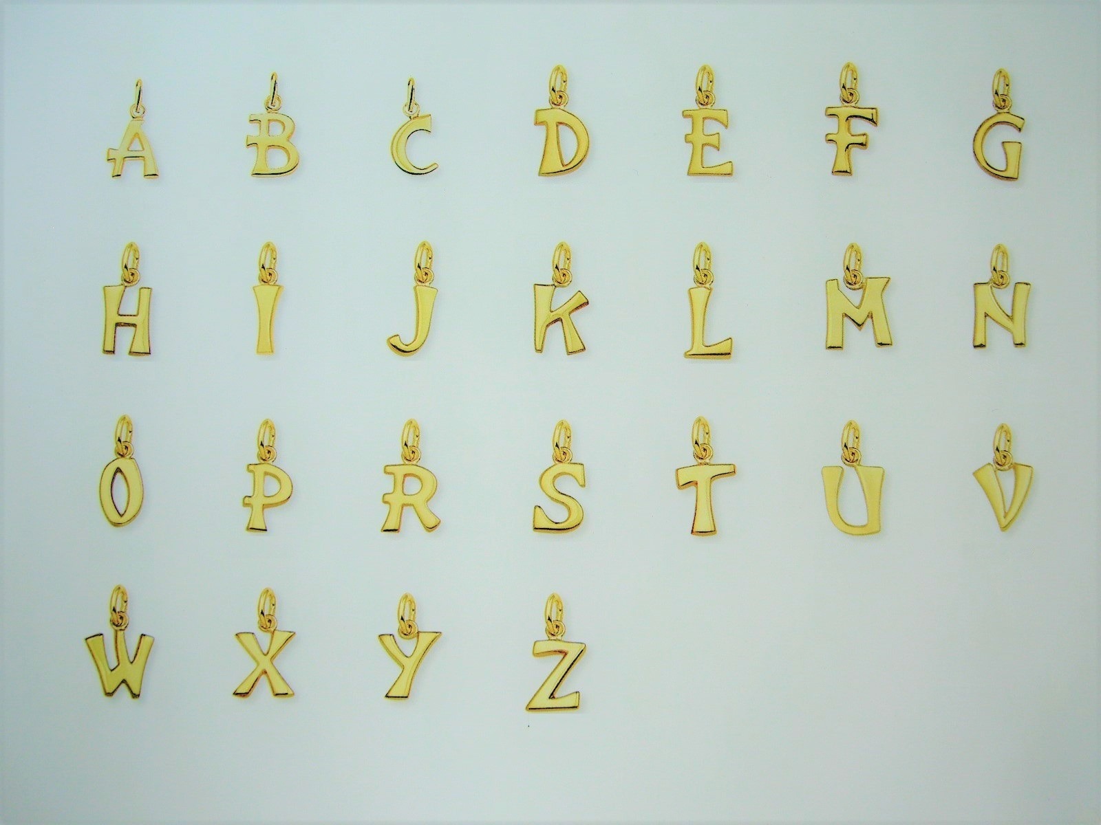 reflecteren beest In zicht Gouden letter hanger (10mm) - Hangertjes - Budgetjuwelier